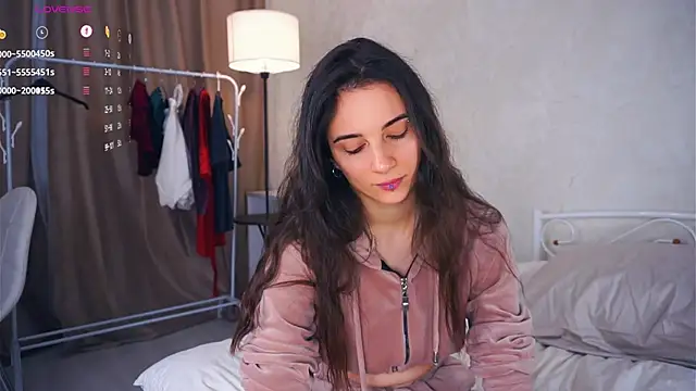 Holla Molly online show from March 6, 2025, 6:41 am