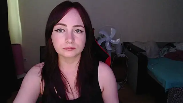 Laralianna online show from July 6, 2026, 1:52 pm