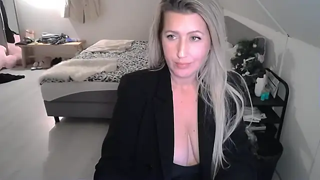 TessToy online show from December 10, 2024, 5:55 pm