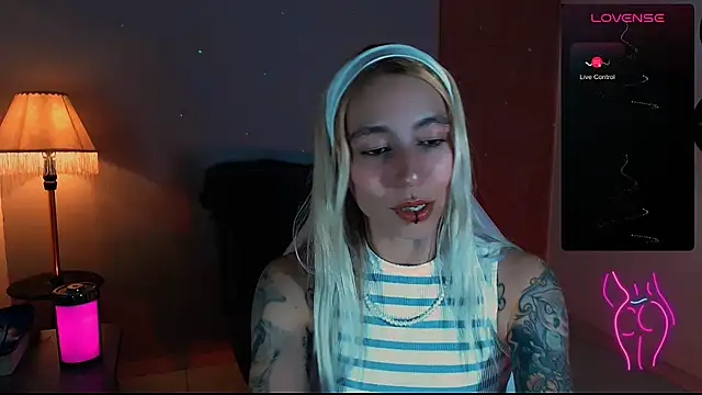 Snapshot of Saucy_Jenn chatting on December 25, 2024, 12:05 am Saucy Jenn online show from December 25, 2024, 12:05 am