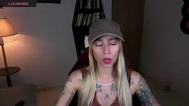 Snapshot of Saucy_Jenn chatting on October 26, 2025, 2:39 am Saucy Jenn online show from October 26, 2025, 2:39 am