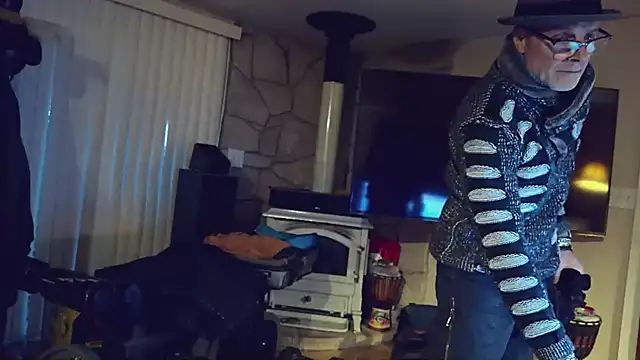 MoonDancer online show from December 2, 2025, 1:00 am