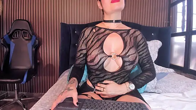 JuliaDawson  online show from October 8, 2025, 7:33 pm