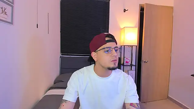 alejandro calderon1 online show from April 17, 2026, 4:26 am