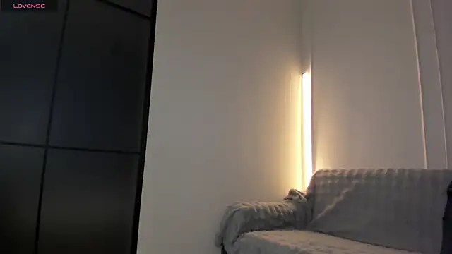 Lunaonekiss online show from June 12, 2026, 5:28 am