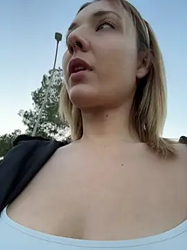Snapshot of KarlaLuar_ chatting on May 11, 2026, 6:49 pm KarlaLuar online show from May 11, 2026, 6:49 pm
