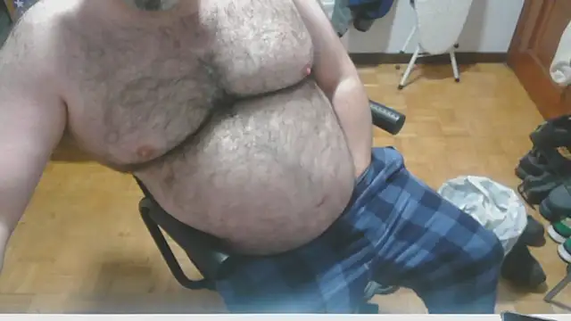 Snapshot of mikeyhotbear chatting on December 19, 2024, 6:23 am mikeyhotbear online show from December 19, 2024, 6:23 am