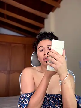 GabriSaenz online show from November 25, 2025, 2:06 pm