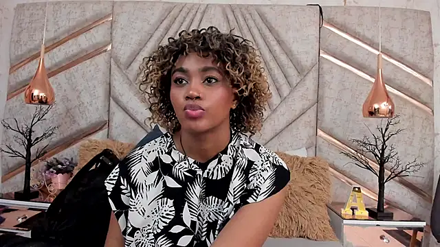 AgataRinaldi online show from November 18, 2025, 8:24 pm