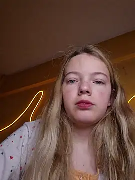 -veranito- online show from September 22, 2025, 3:08 am