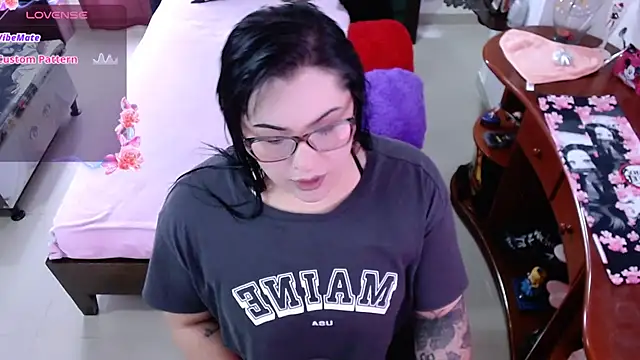 lufek23 online show from March 7, 2025, 2:56 pm