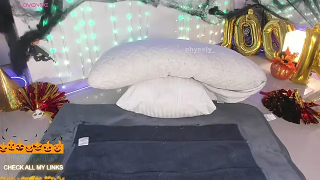 ohyesly  online show from October 31, 2025, 11:00 am