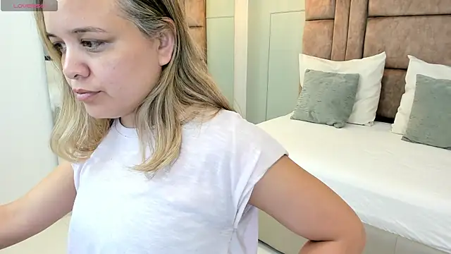 princesaparis online show from February 5, 2025, 11:44 am