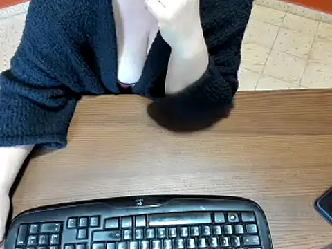 Snapshot of NikkiHolland chatting on February 28, 2025, 8:09 am NikkiHolland online show from February 28, 2025, 8:09 am