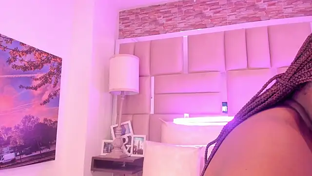 ShaniaBrownn online show from April 18, 2026, 11:47 am