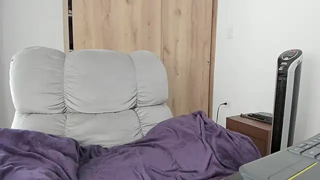 xspecialoomx online show from April 10, 2026, 7:18 pm