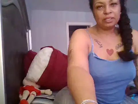 MSweetLindaParks online show from March 3, 2025, 6:33 pm