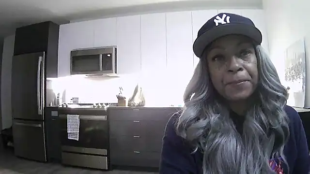 MSweetLindaParks online show from July 17, 2026, 3:35 am