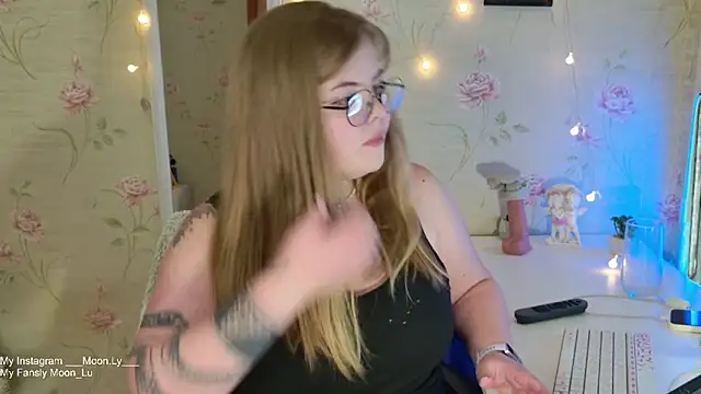 sinnamon  online show from October 28, 2025, 4:42 pm