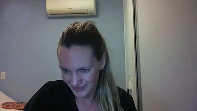 Snapshot of Annylove1 chatting on October 5, 2025, 12:31 am Annylove1 online show from October 5, 2025, 12:31 am