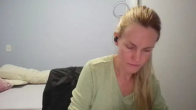 Annylove1 online show from April 13, 2026, 12:05 am