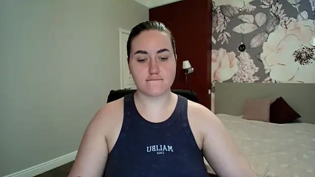 Roxie Bradley online show from April 7, 2026, 5:41 am