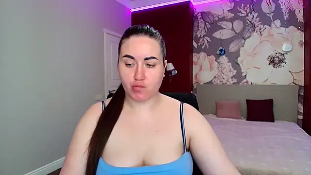 Snapshot of Roxie_Bradley chatting on May 4, 2026, 5:36 am Roxie Bradley online show from May 4, 2026, 5:36 am