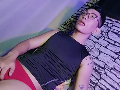 xlovercum online show from April 9, 2026, 12:32 am