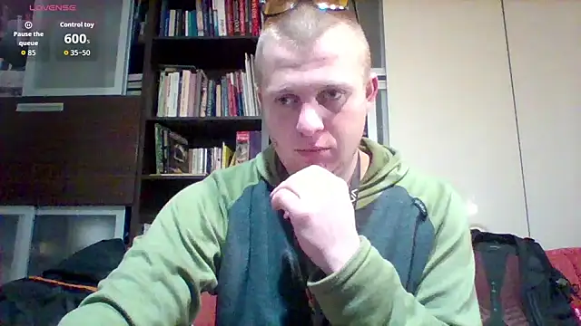 Snapshot of Matttthees chatting on November 17, 2025, 8:36 pm Matttthees online show from November 17, 2025, 8:36 pm