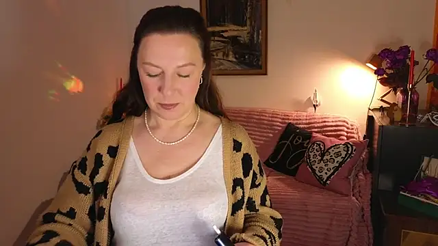 vanessawis  online show from April 18, 2026, 12:25 am