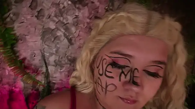 Snapshot of Laura_takint chatting on December 12, 2024, 8:43 pm Laura takint online show from December 12, 2024, 8:43 pm