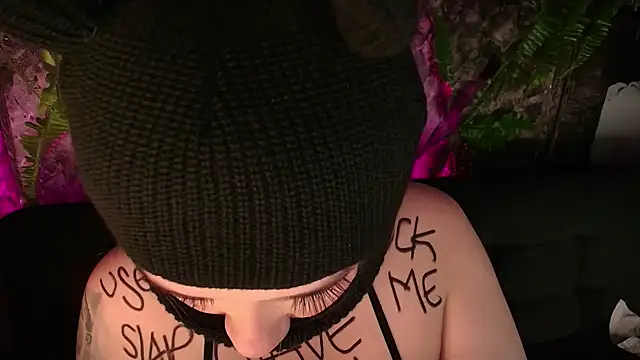 Snapshot of Laura_takint chatting on December 20, 2024, 5:40 pm Laura takint online show from December 20, 2024, 5:40 pm