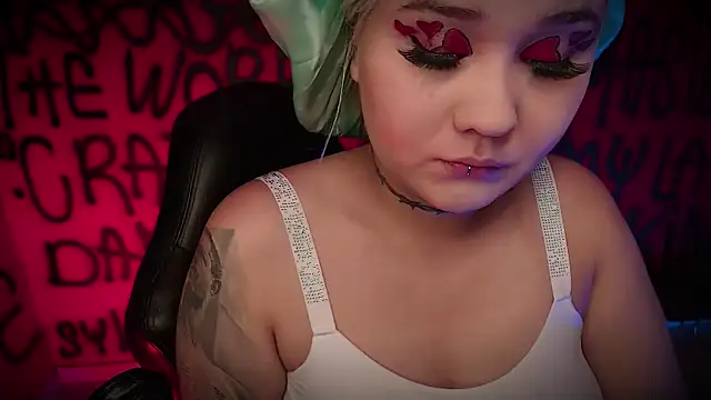 Snapshot of Laura_takint chatting on February 14, 2025, 4:09 pm Laura takint online show from February 14, 2025, 4:09 pm