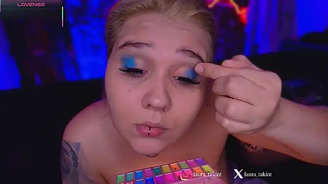 Snapshot of Laura_takint chatting on October 13, 2025, 9:15 pm Laura takint online show from October 13, 2025, 9:15 pm