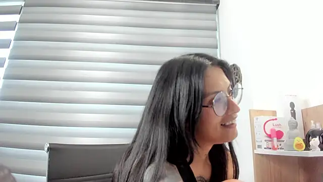 nia  white online show from March 4, 2025, 8:16 pm