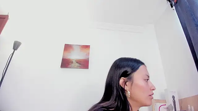 nia  white online show from September 10, 2025, 4:07 pm