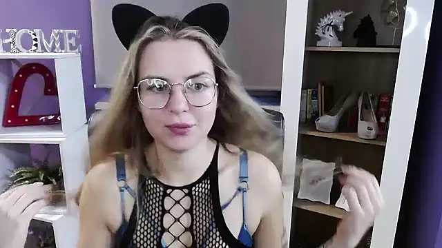 Zoey Erotic online show from October 31, 2025, 5:41 am