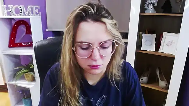 Zoey Erotic online show from December 18, 2025, 5:35 am