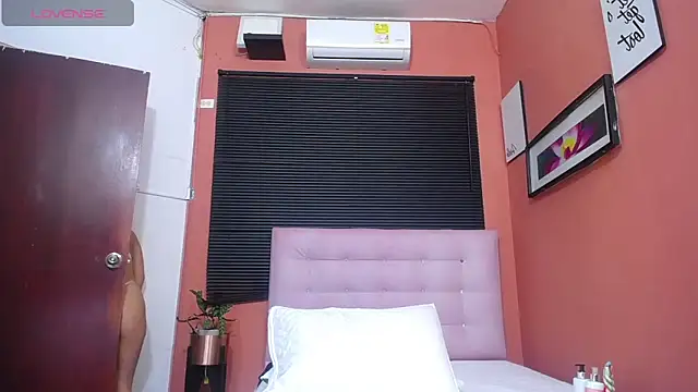 veronicaroose  online show from February 28, 2025, 12:31 pm