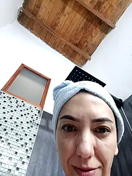 LunaZambrano online show from November 27, 2025, 11:56 am