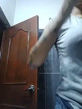 LunaZambrano online show from May 15, 2026, 2:29 am
