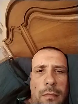 Snapshot of manubm03 chatting on October 18, 2025, 1:23 pm manubm03 online show from October 18, 2025, 1:23 pm