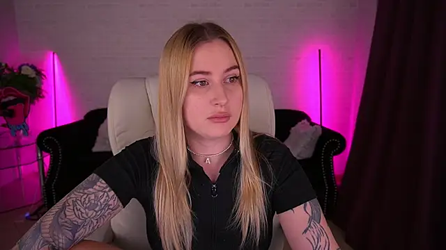 Snapshot of ArolinaNight chatting on December 2, 2024, 12:41 am ArolinaNight online show from December 2, 2024, 12:41 am