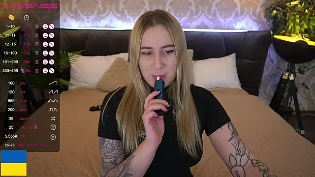 Snapshot of ArolinaNight chatting on December 12, 2024, 12:16 am ArolinaNight online show from December 12, 2024, 12:16 am