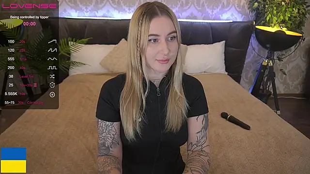 Snapshot of ArolinaNight chatting on December 14, 2024, 3:18 am ArolinaNight online show from December 14, 2024, 3:18 am