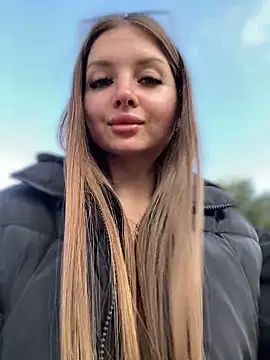 KrisMagnoly online show from October 3, 2025, 1:41 pm