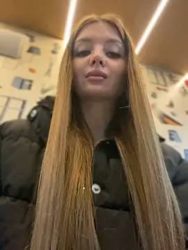 KrisMagnoly online show from October 25, 2025, 4:46 pm