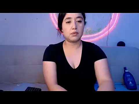 YummymeowW online show from January 19, 2026, 4:33 pm