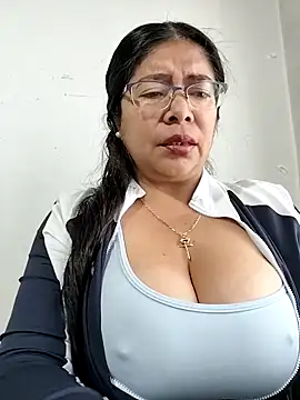   valentina18 online show from November 8, 2025, 1:11 pm