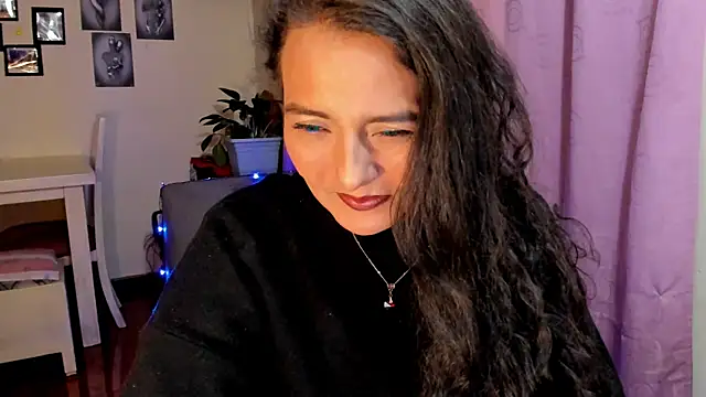 Snapshot of emma_luxy chatting on April 2, 2026, 5:05 am emma luxy online show from April 2, 2026, 5:05 am